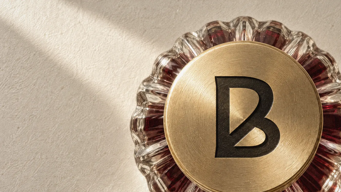 Le bouchon d’un flacon, gravé du monogramme Bauvere