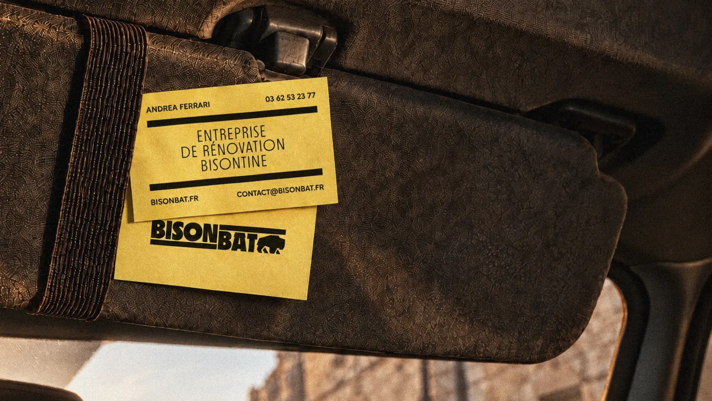 Les cartes de visite BisonBât sous le pare-soleil du camion